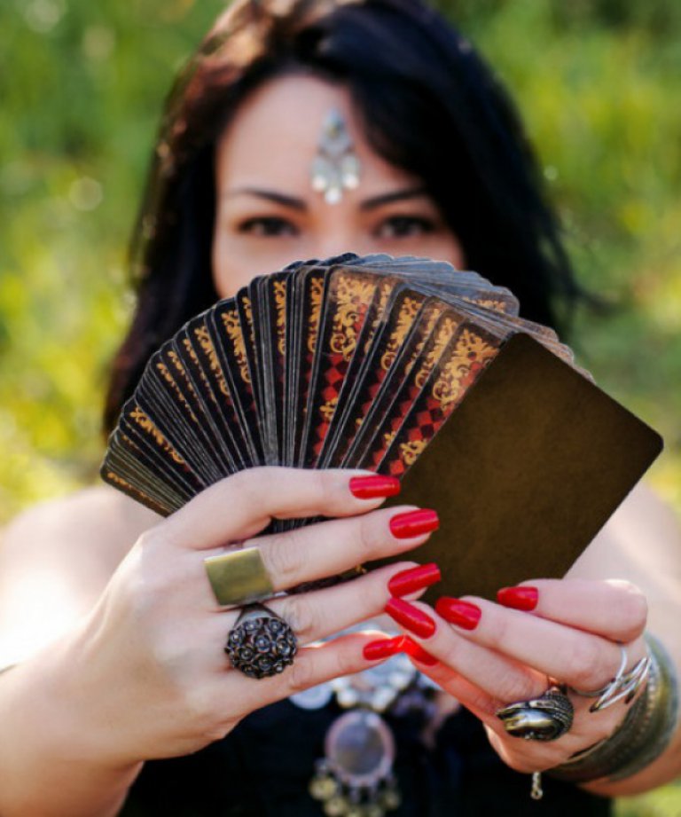 Tarot e Oráculos online: encontre terapeutas no Guia da Alma